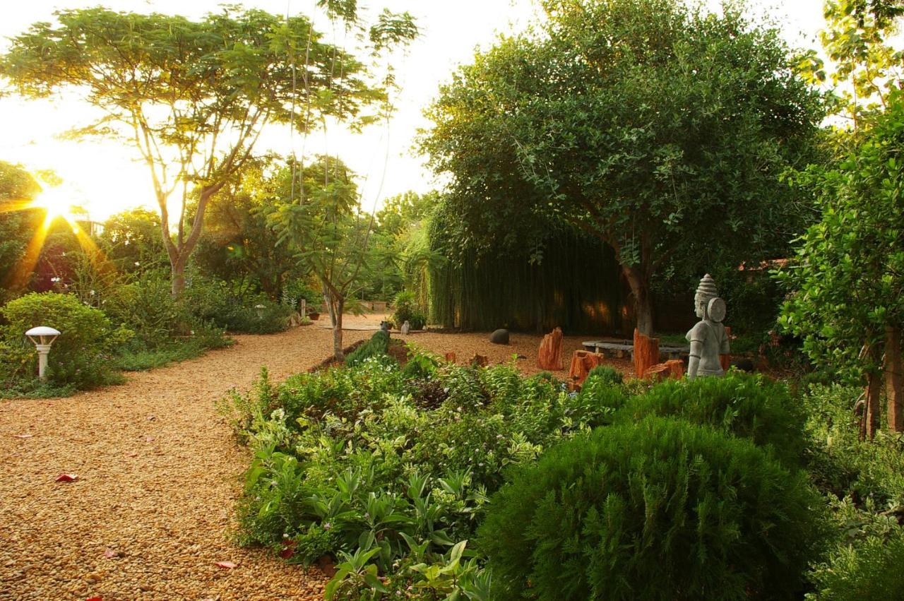 Gaia'S Garden Guest House Ауровил Екстериор снимка