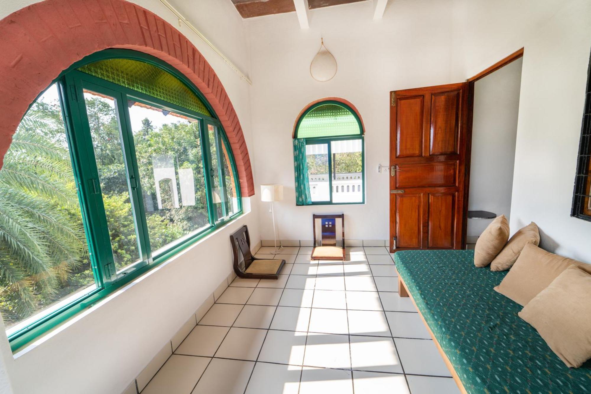 Gaia'S Garden Guest House Ауровил Стая снимка