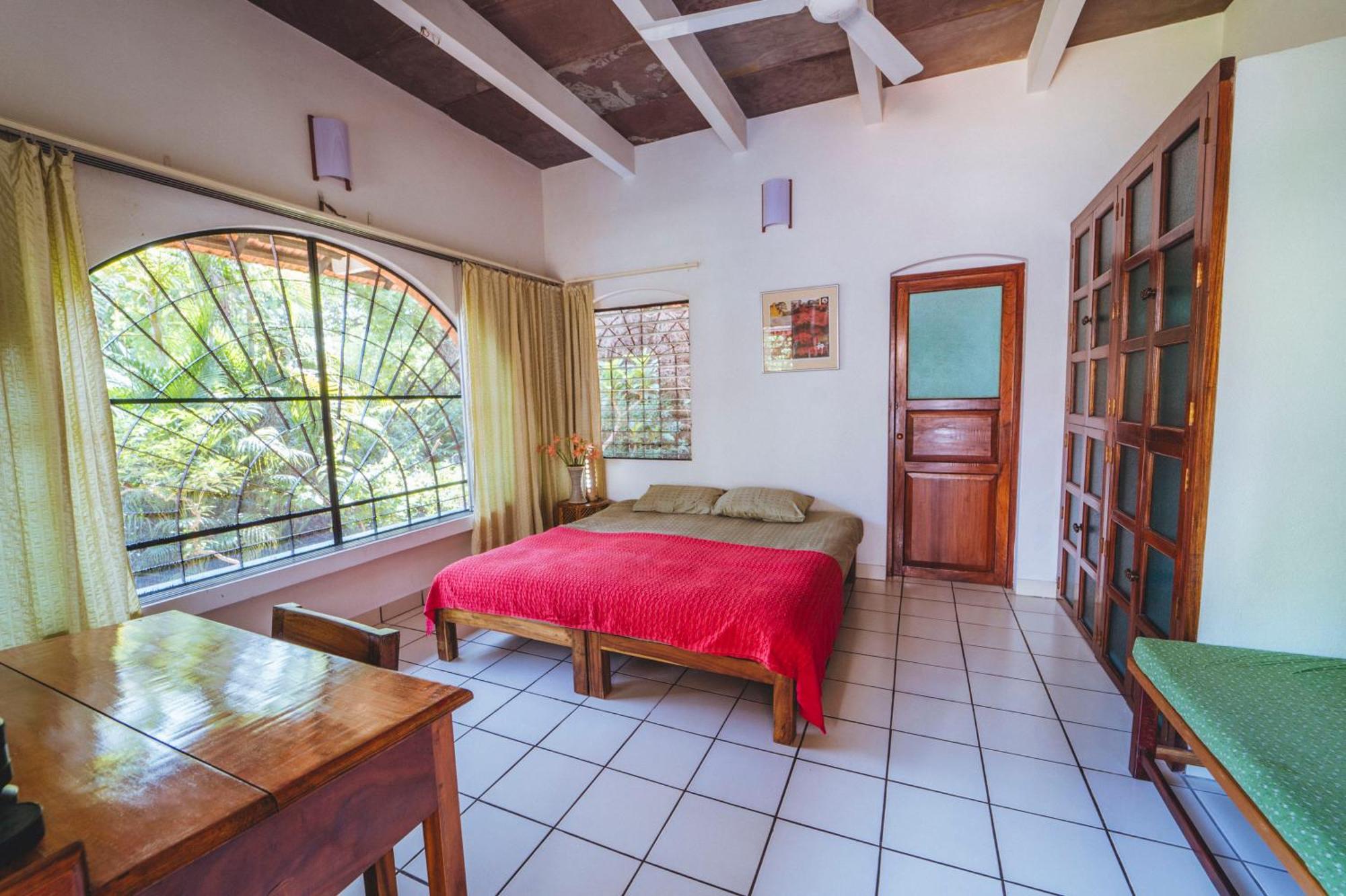 Gaia'S Garden Guest House Ауровил Стая снимка