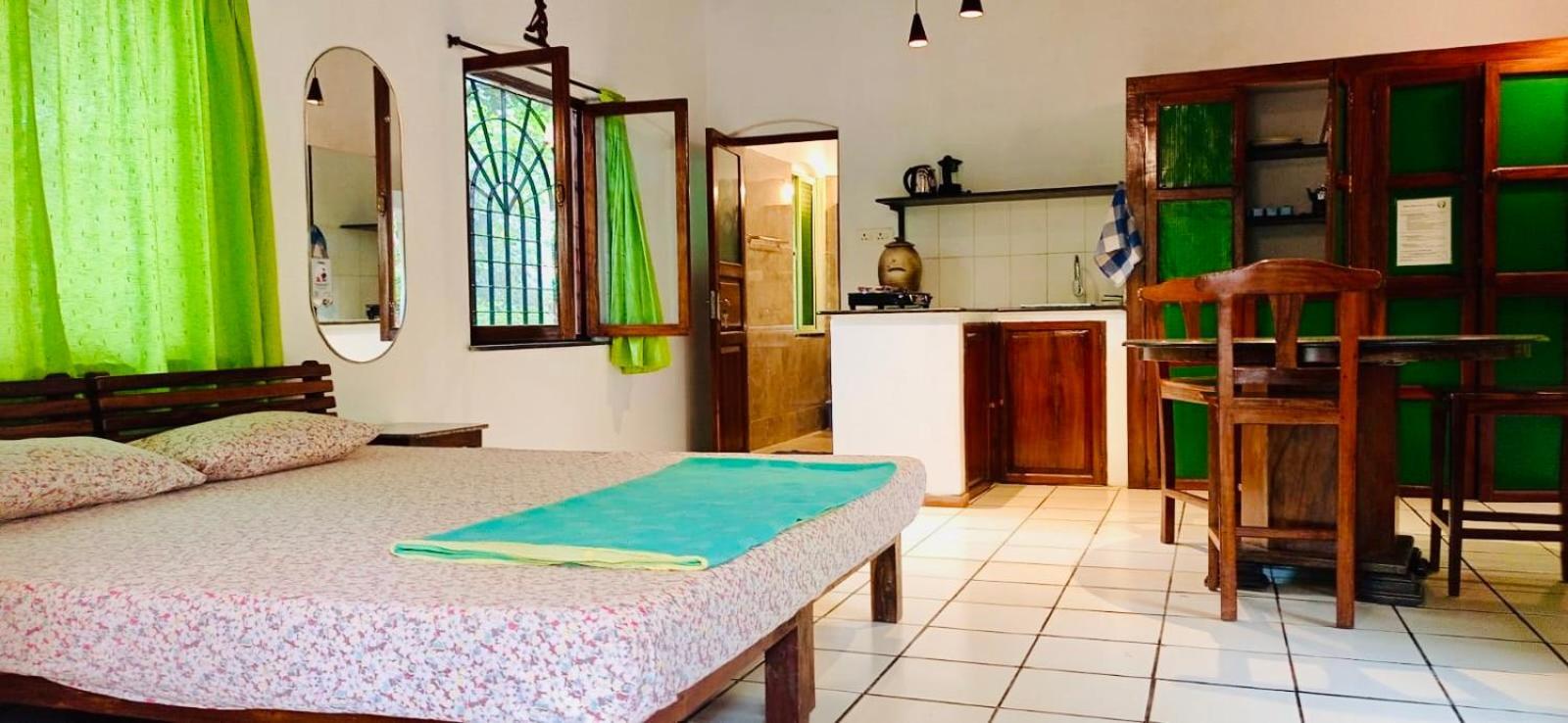 Gaia'S Garden Guest House Ауровил Стая снимка