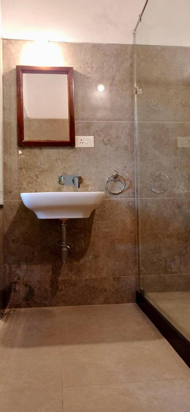 Gaia'S Garden Guest House Ауровил Стая снимка
